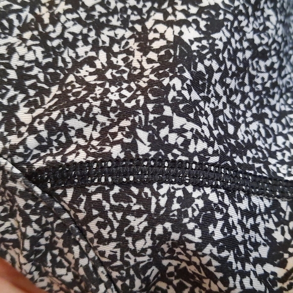 Lululemon Athletica Mesh Back Cut out Black Sports Bra - Picture 5 of 6